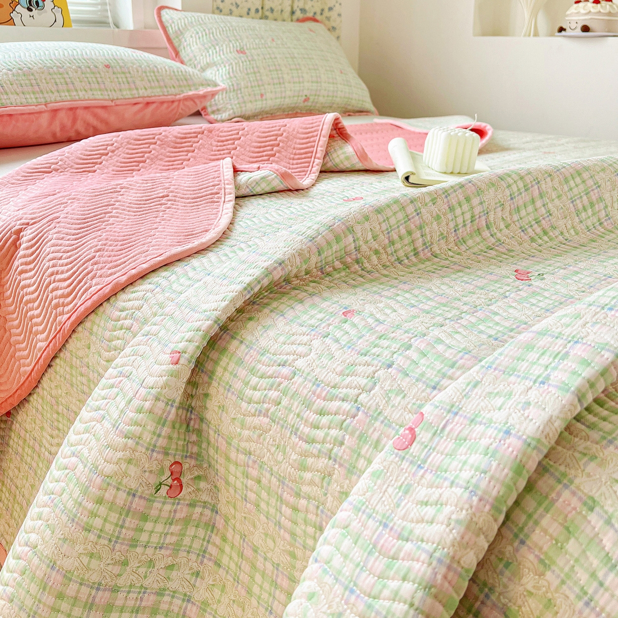 91家纺网 家纺一手货源 找家纺 梦精灵 2025新款棉加绒床盖全棉学生床夹棉床盖双面可用纯棉床单（棉加绒枕套） 棉加绒-薄荷樱桃