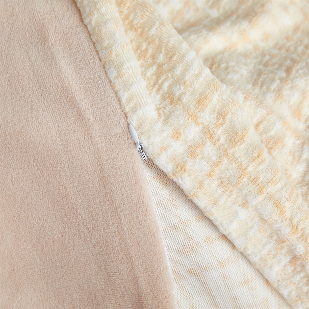 91家纺网 家纺一手货源 找家纺 瑞米家居 2025新款高克重雕花绒四件套 南法风情-嫩黄