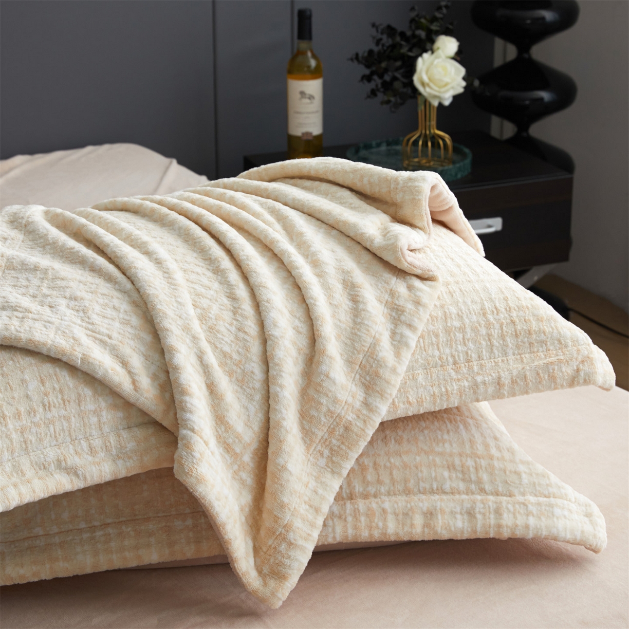 91家纺网 家纺一手货源 找家纺 瑞米家居 2025新款高克重雕花绒四件套 南法风情-嫩黄