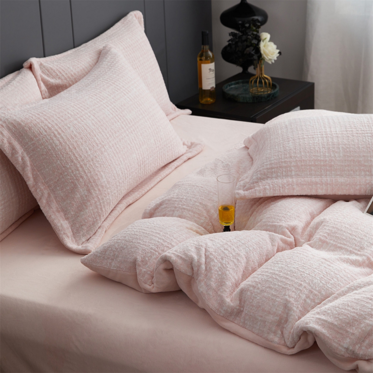 91家纺网 家纺一手货源 找家纺 瑞米家居 2025新款高克重雕花绒四件套 南法风情-浅粉