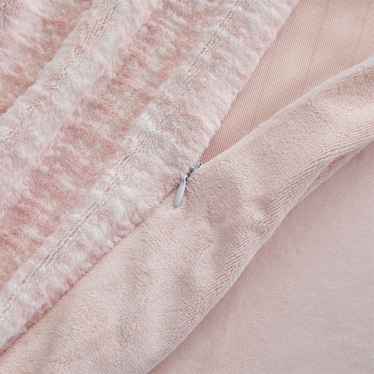 91家纺网 家纺一手货源 找家纺 瑞米家居 2025新款高克重雕花绒四件套 南法风情-浅粉