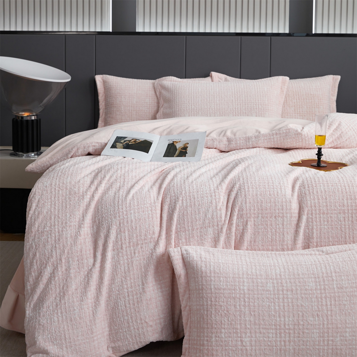 91家纺网 家纺一手货源 找家纺 瑞米家居 2025新款高克重雕花绒四件套 南法风情-浅粉