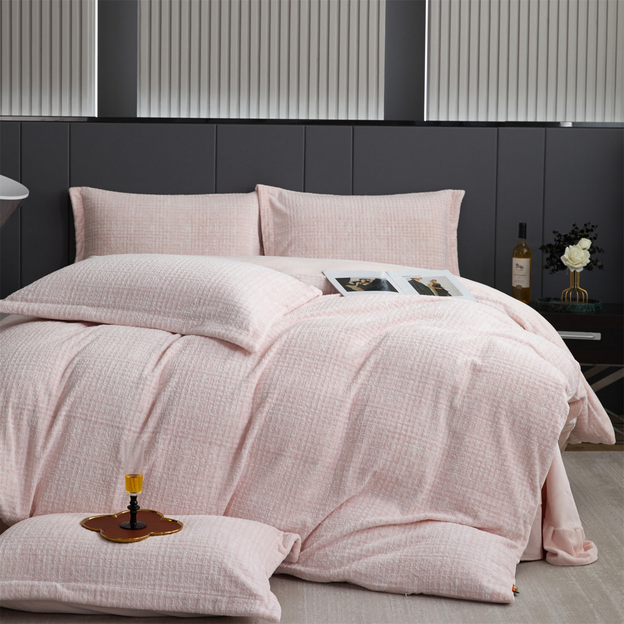 91家纺网 家纺一手货源 找家纺 瑞米家居 2025新款高克重雕花绒四件套 南法风情-浅粉