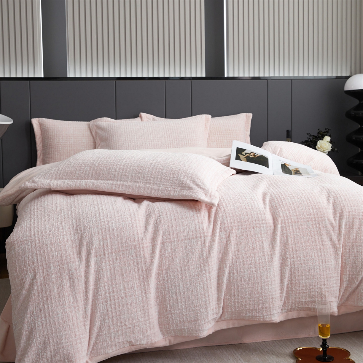 91家纺网 家纺一手货源 找家纺 瑞米家居 2025新款高克重雕花绒四件套 南法风情-浅粉