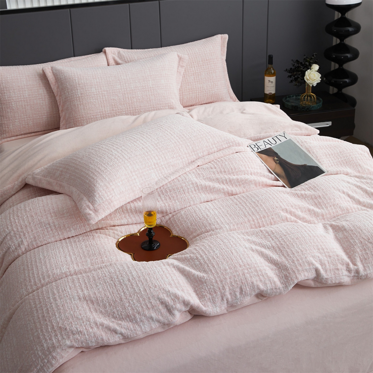 91家纺网 家纺一手货源 找家纺 瑞米家居 2025新款高克重雕花绒四件套 南法风情-浅粉