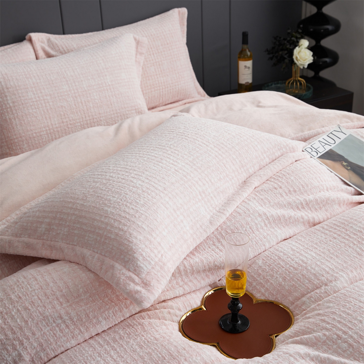 91家纺网 家纺一手货源 找家纺 瑞米家居 2025新款高克重雕花绒四件套 南法风情-浅粉