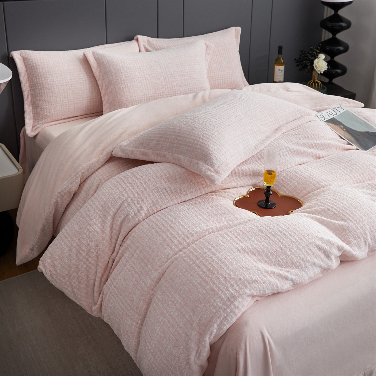 91家纺网 家纺一手货源 找家纺 瑞米家居 2025新款高克重雕花绒四件套 南法风情-浅粉