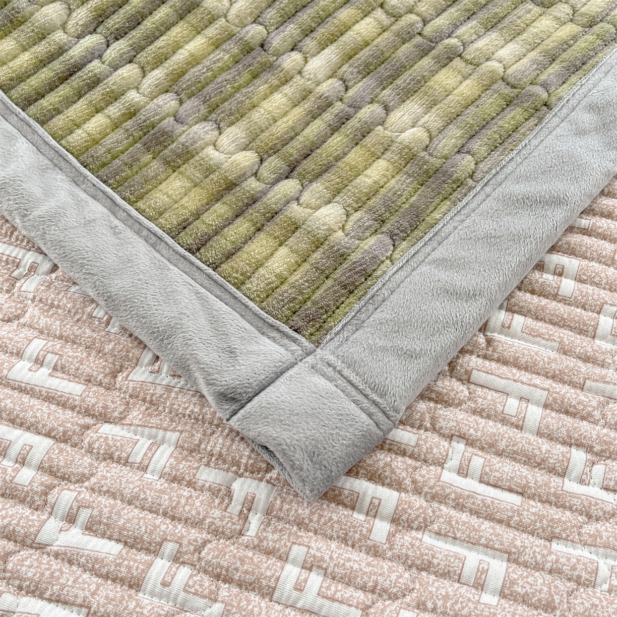 91家纺网 家纺一手货源 找家纺 （总）慕木家纺 2025新款A类高克重欧式牛奶绒夹棉床盖珠帘花系列-场景二