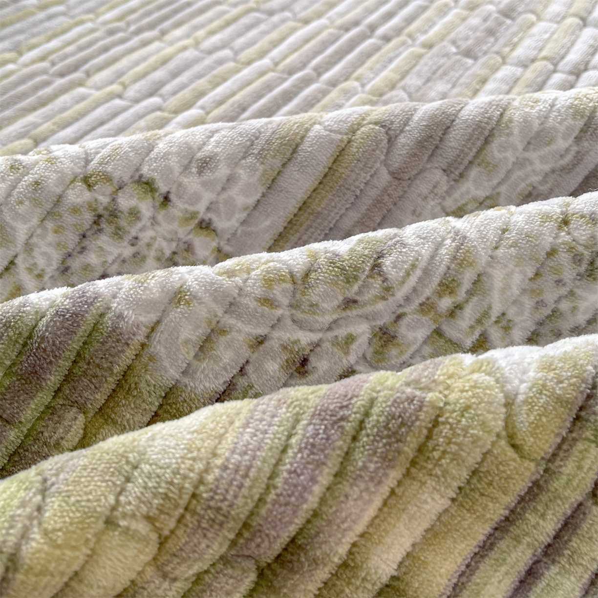 91家纺网 家纺一手货源 找家纺 （总）慕木家纺 2025新款A类高克重欧式牛奶绒夹棉床盖珠帘花系列-场景二