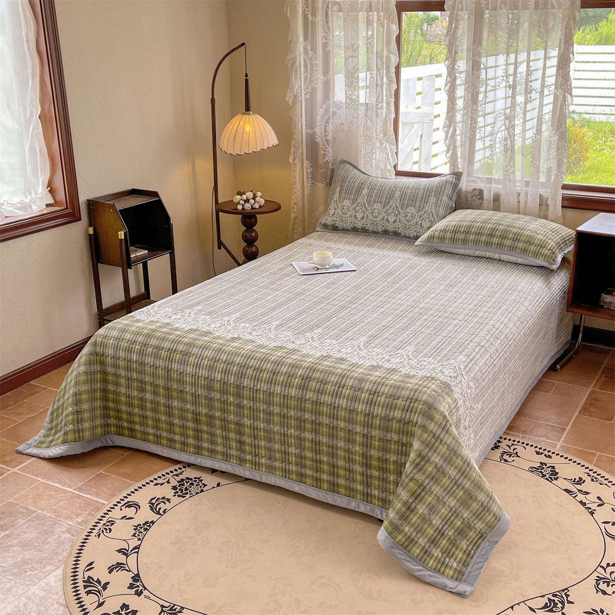 91家纺网 家纺一手货源 找家纺 （总）慕木家纺 2025新款A类高克重欧式牛奶绒夹棉床盖珠帘花系列-场景二