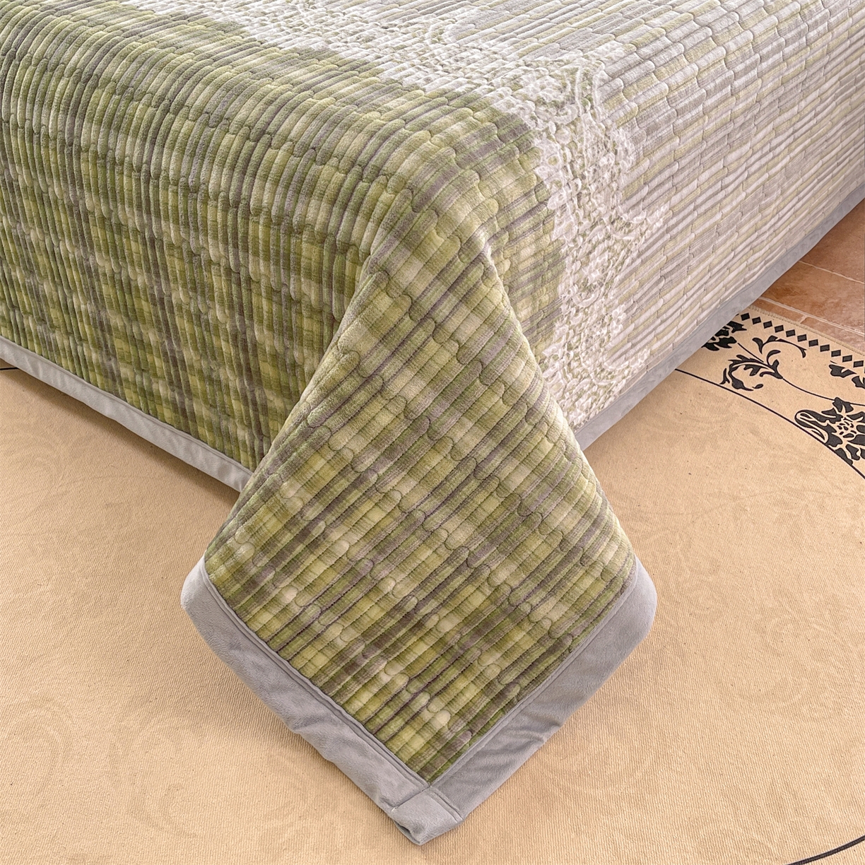 91家纺网 家纺一手货源 找家纺 （总）慕木家纺 2025新款A类高克重欧式牛奶绒夹棉床盖珠帘花系列-场景二