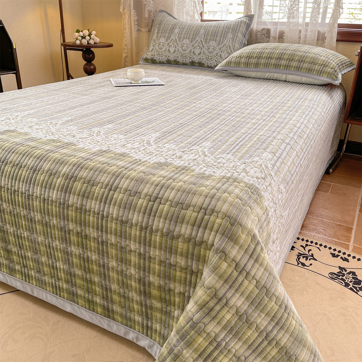 91家纺网 家纺一手货源 找家纺 （总）慕木家纺 2025新款A类高克重欧式牛奶绒夹棉床盖珠帘花系列-场景二