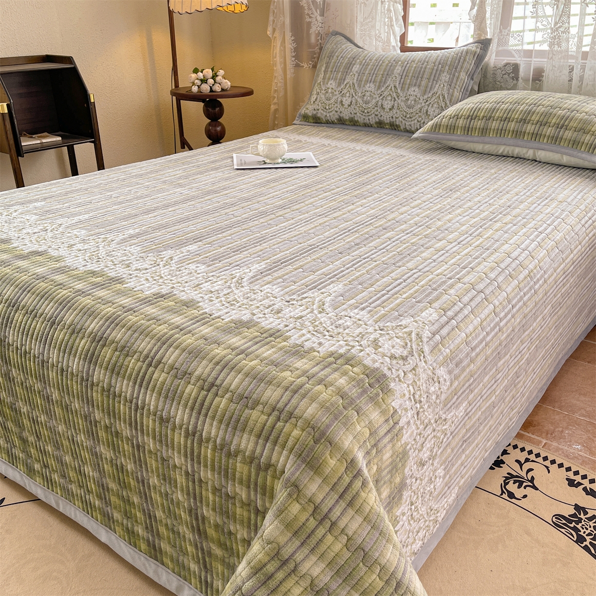 91家纺网 家纺一手货源 找家纺 （总）慕木家纺 2025新款A类高克重欧式牛奶绒夹棉床盖珠帘花系列-场景二