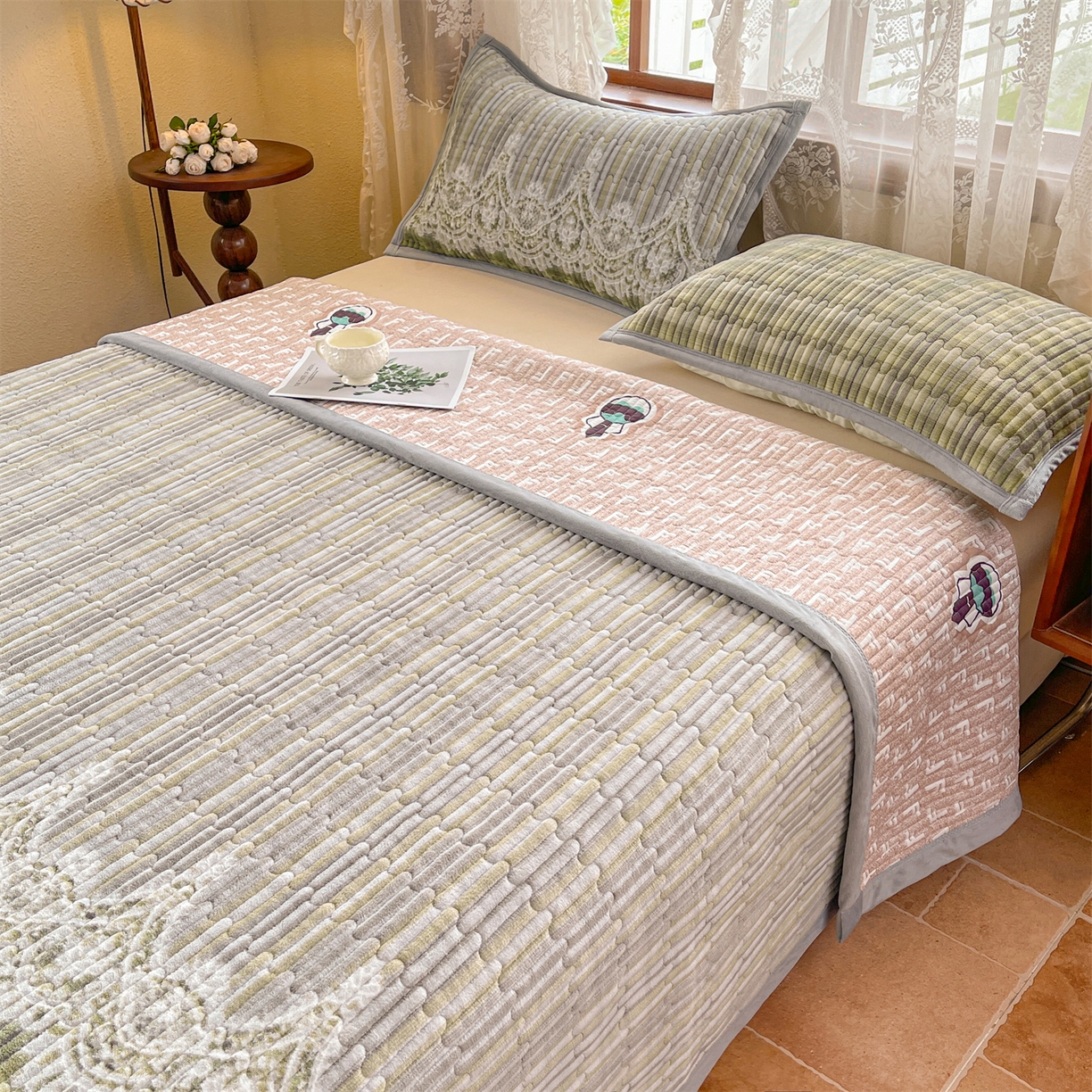 91家纺网 家纺一手货源 找家纺 （总）慕木家纺 2025新款A类高克重欧式牛奶绒夹棉床盖珠帘花系列-场景二