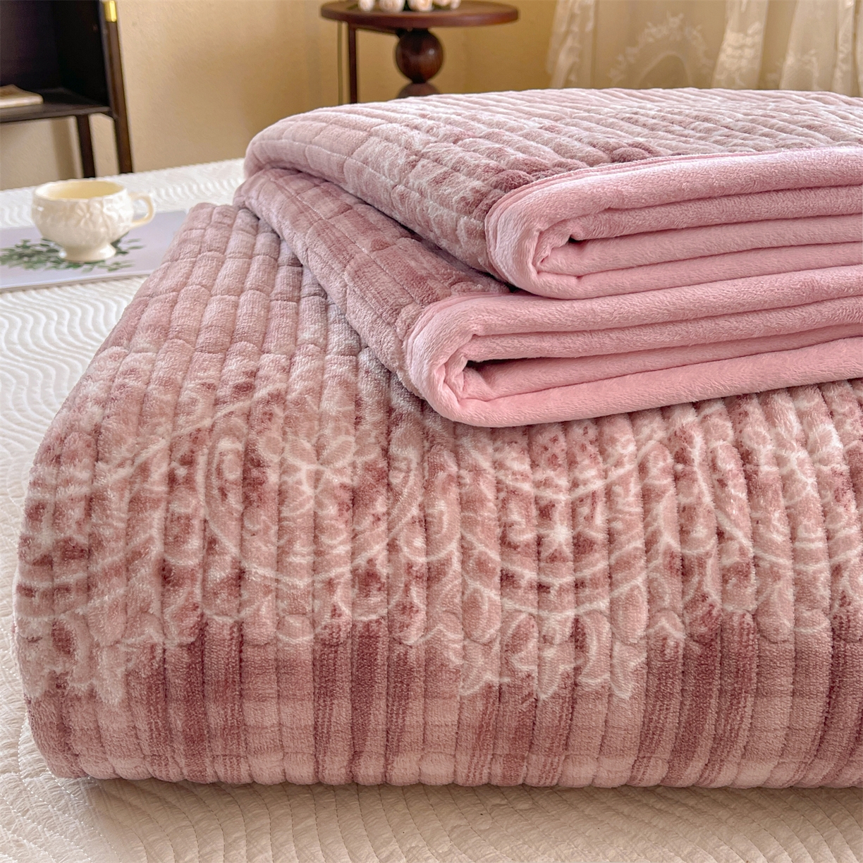 91家纺网 家纺一手货源 找家纺 （总）慕木家纺 2025新款A类高克重欧式牛奶绒夹棉床盖珠帘花系列-场景二