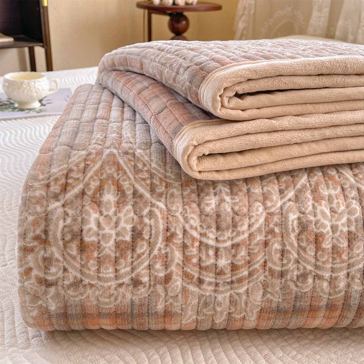 91家纺网 家纺一手货源 找家纺 （总）慕木家纺 2025新款A类高克重欧式牛奶绒夹棉床盖珠帘花系列-场景二