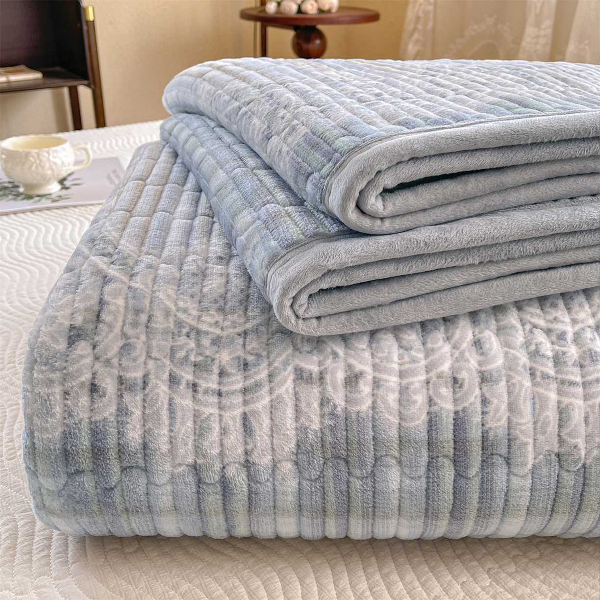 91家纺网 家纺一手货源 找家纺 （总）慕木家纺 2025新款A类高克重欧式牛奶绒夹棉床盖珠帘花系列-场景二