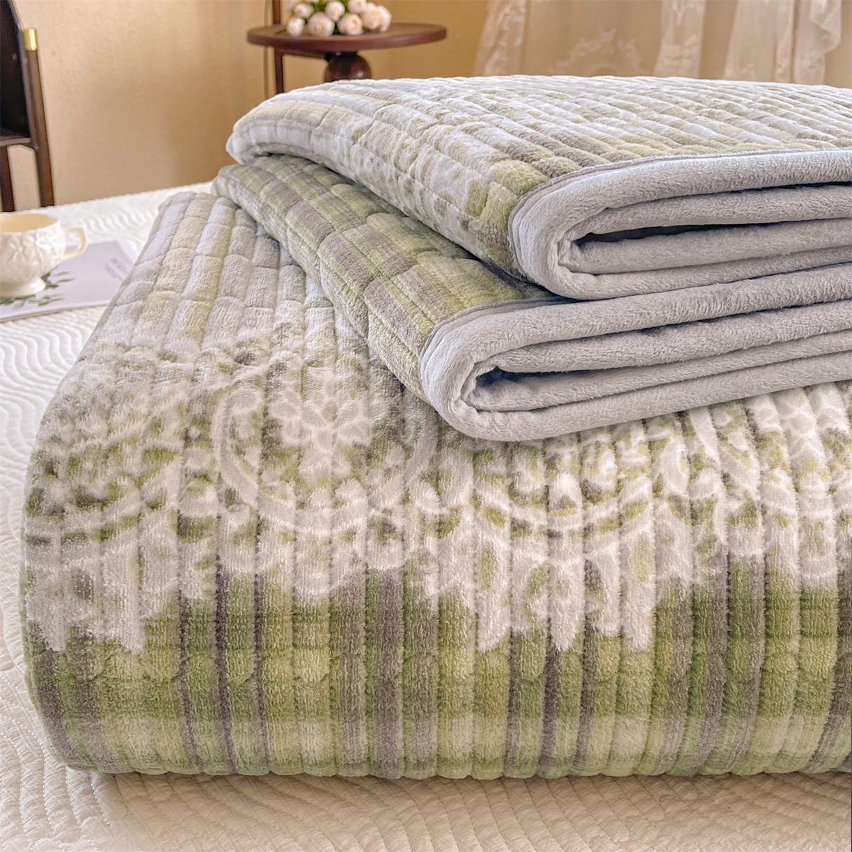 慕木家纺 2025新款A类高克重欧式牛奶绒夹棉床盖珠帘花系列-场景二 珠帘花-绿