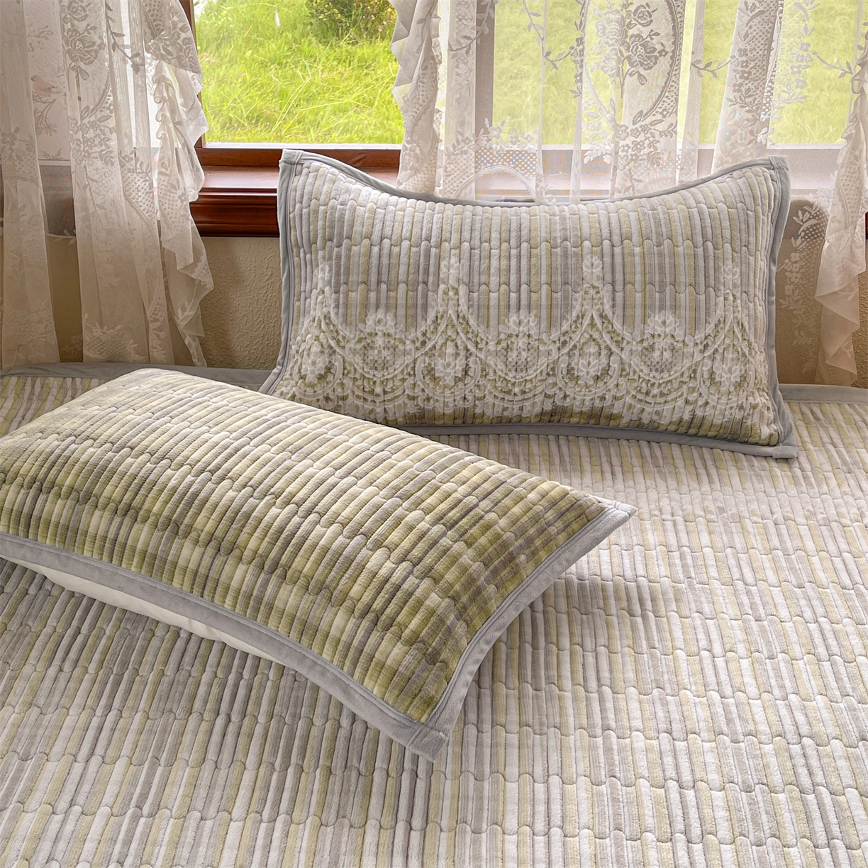 91家纺网 家纺一手货源 找家纺 慕木家纺 2025新款A类高克重欧式牛奶绒夹棉床盖珠帘花系列-场景二 珠帘花-绿