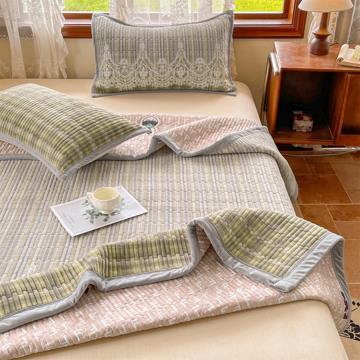 91家纺网 家纺一手货源 找家纺 慕木家纺 2025新款A类高克重欧式牛奶绒夹棉床盖珠帘花系列-场景二 珠帘花-绿