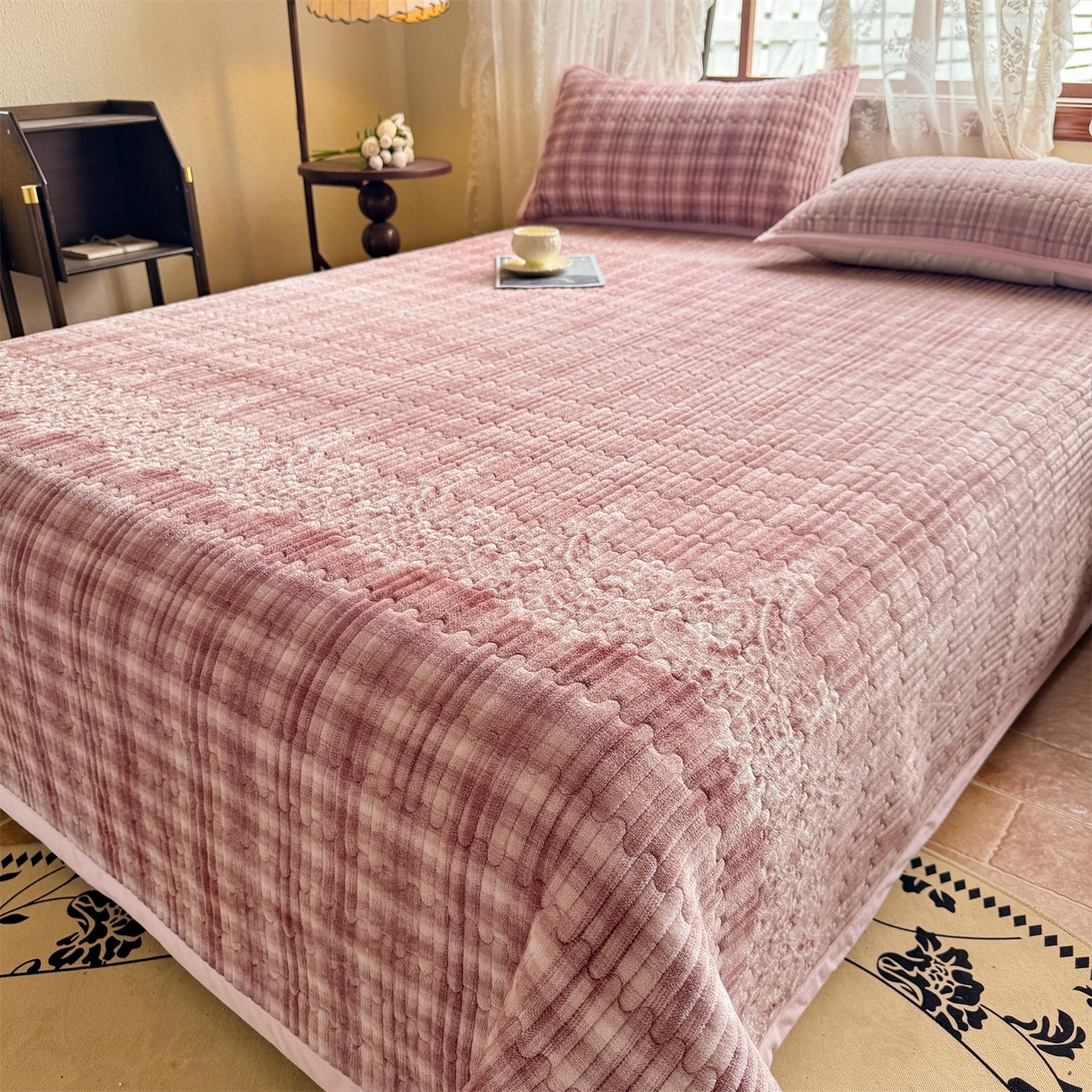 91家纺网 家纺一手货源 找家纺 慕木家纺 2025新款A类高克重欧式牛奶绒夹棉床盖珠帘花系列-场景二 珠帘花-豆沙