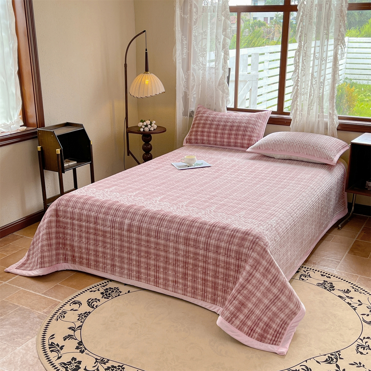 91家纺网 家纺一手货源 找家纺 慕木家纺 2025新款A类高克重欧式牛奶绒夹棉床盖珠帘花系列-场景二 珠帘花-豆沙