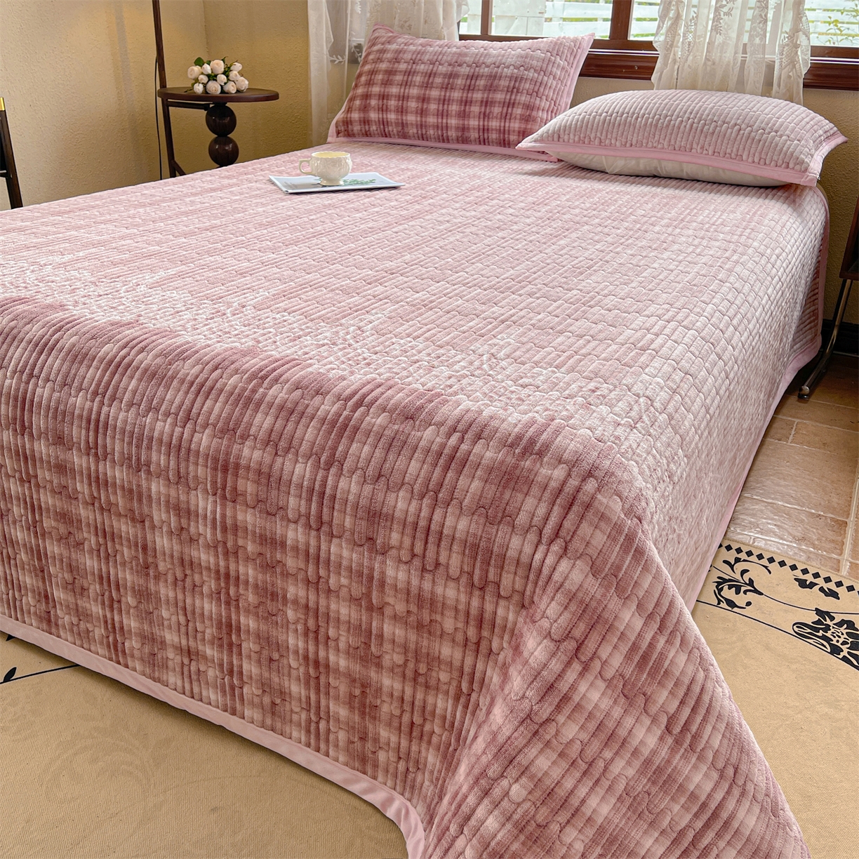 91家纺网 家纺一手货源 找家纺 慕木家纺 2025新款A类高克重欧式牛奶绒夹棉床盖珠帘花系列-场景二 珠帘花-豆沙