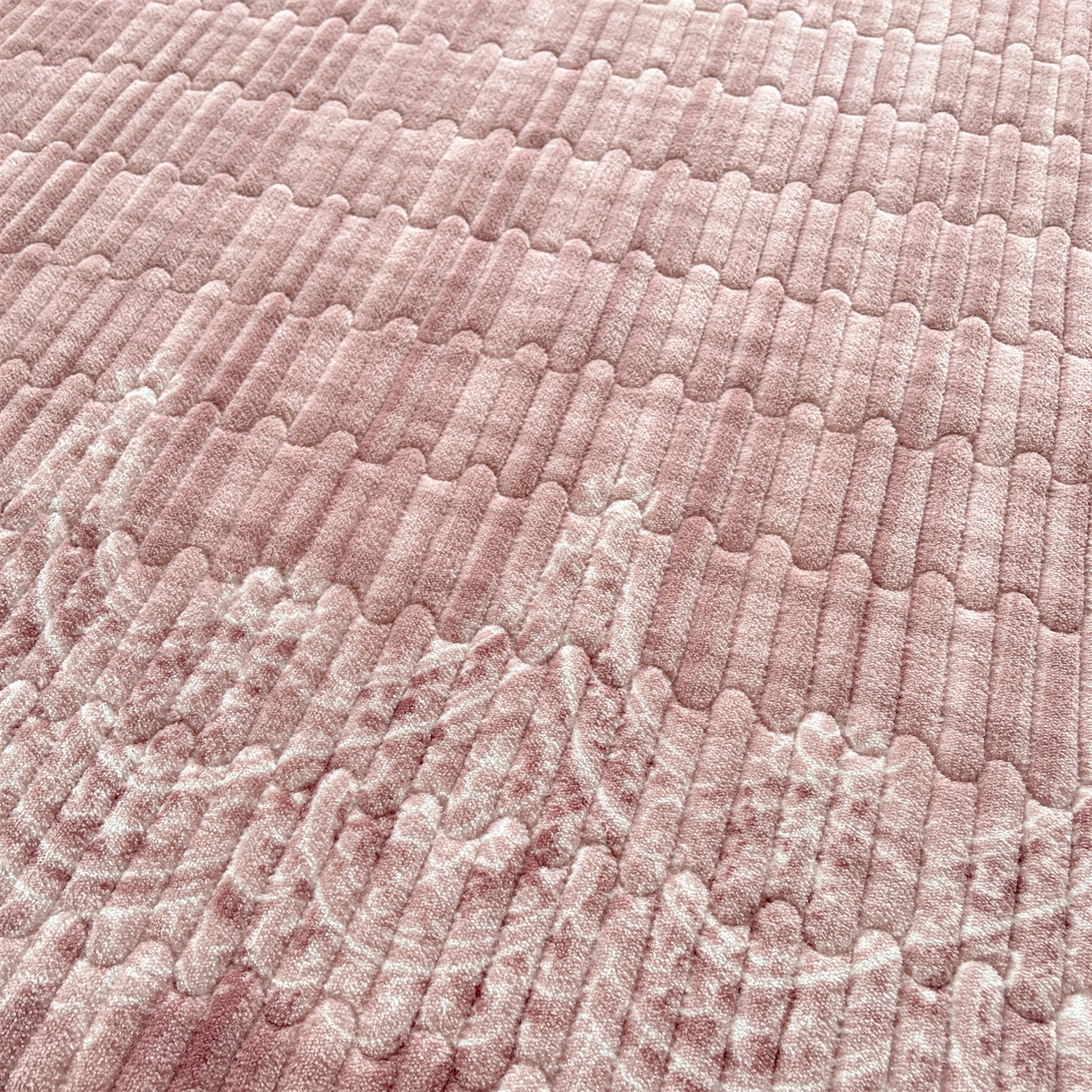 91家纺网 家纺一手货源 找家纺 慕木家纺 2025新款A类高克重欧式牛奶绒夹棉床盖珠帘花系列-场景二 珠帘花-豆沙