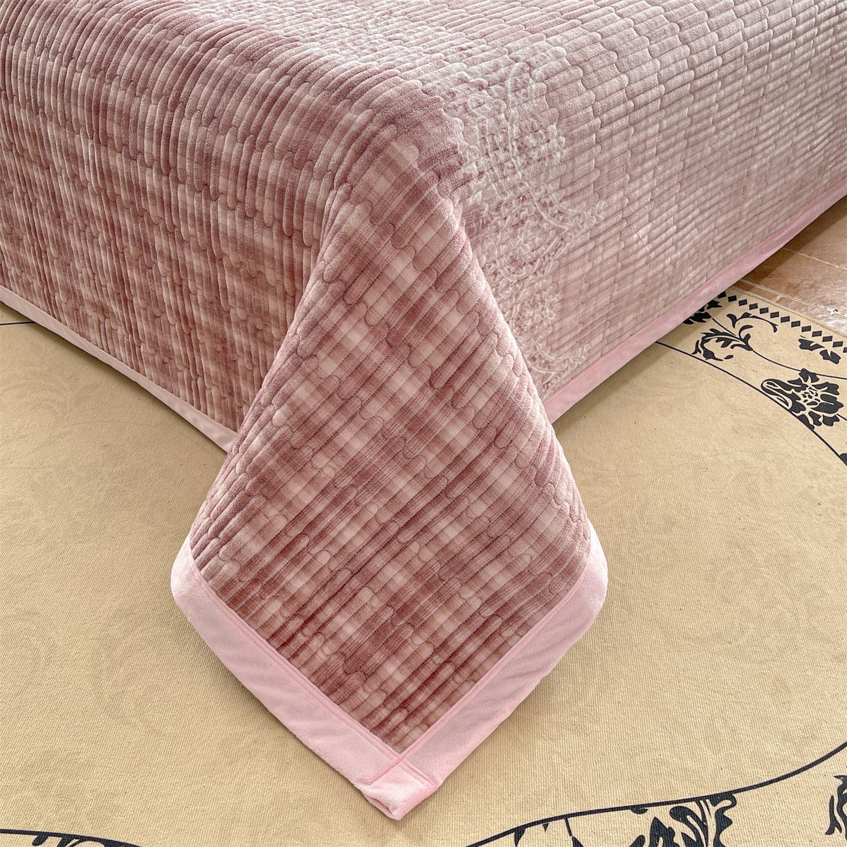 91家纺网 家纺一手货源 找家纺 慕木家纺 2025新款A类高克重欧式牛奶绒夹棉床盖珠帘花系列-场景二 珠帘花-豆沙