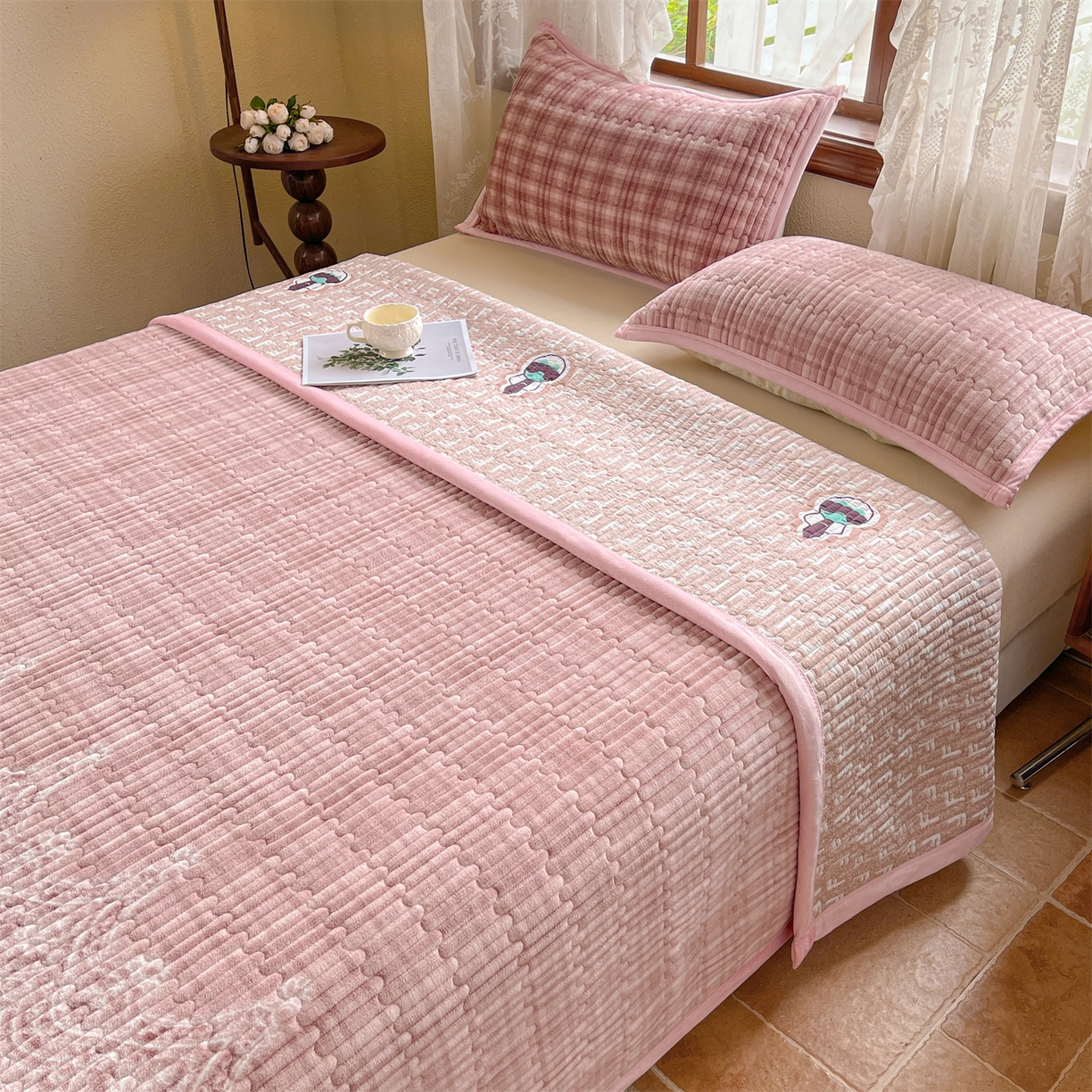 91家纺网 家纺一手货源 找家纺 慕木家纺 2025新款A类高克重欧式牛奶绒夹棉床盖珠帘花系列-场景二 珠帘花-豆沙