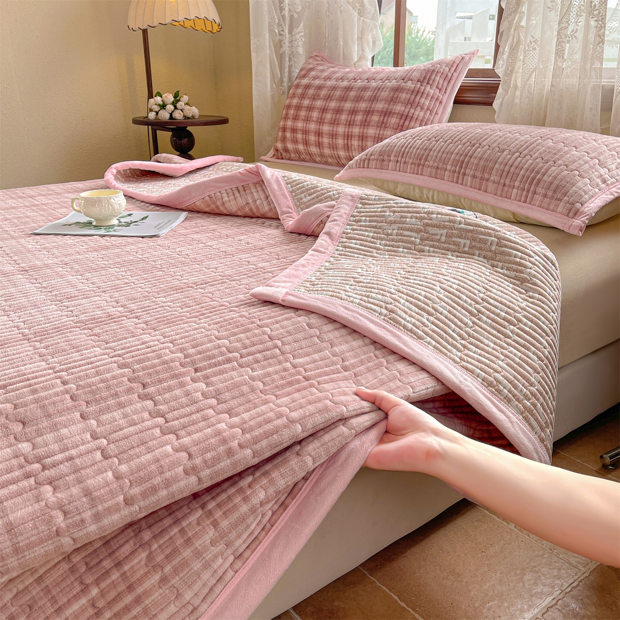 91家纺网 家纺一手货源 找家纺 慕木家纺 2025新款A类高克重欧式牛奶绒夹棉床盖珠帘花系列-场景二 珠帘花-豆沙