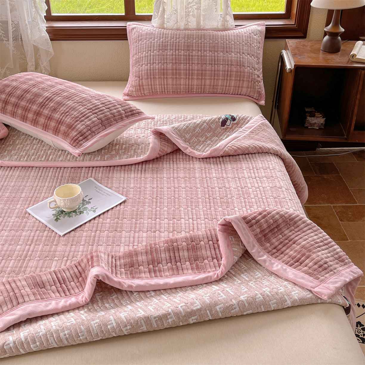 91家纺网 家纺一手货源 找家纺 慕木家纺 2025新款A类高克重欧式牛奶绒夹棉床盖珠帘花系列-场景二 珠帘花-豆沙