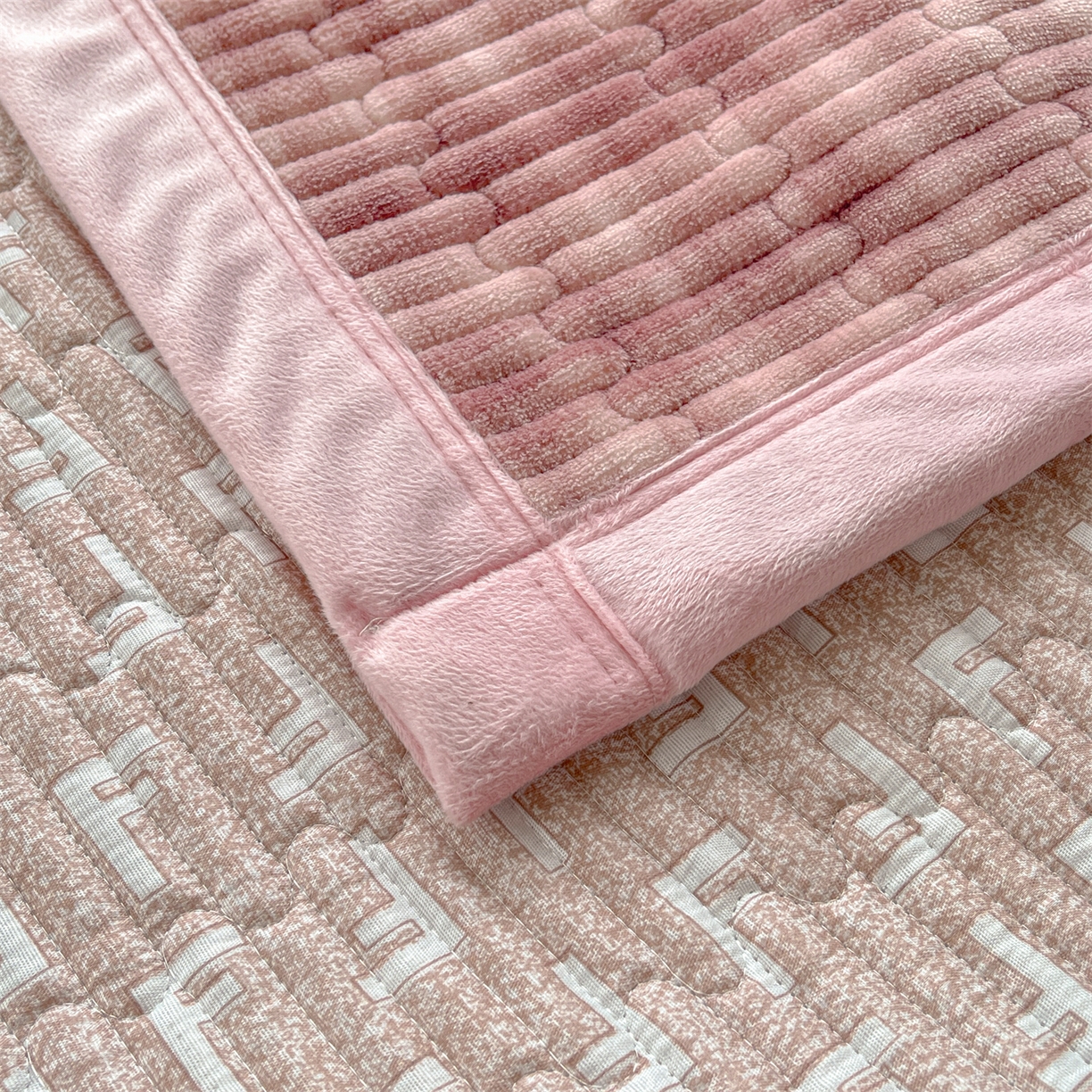 91家纺网 家纺一手货源 找家纺 慕木家纺 2025新款A类高克重欧式牛奶绒夹棉床盖珠帘花系列-场景二 珠帘花-豆沙