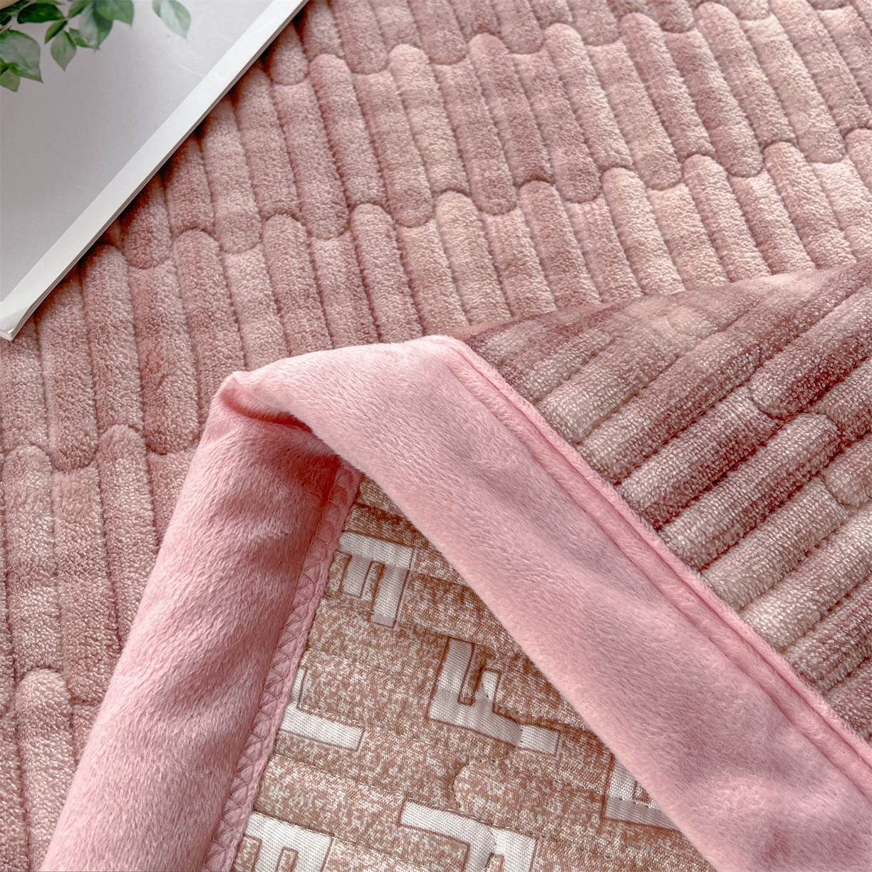 91家纺网 家纺一手货源 找家纺 慕木家纺 2025新款A类高克重欧式牛奶绒夹棉床盖珠帘花系列-场景二 珠帘花-豆沙