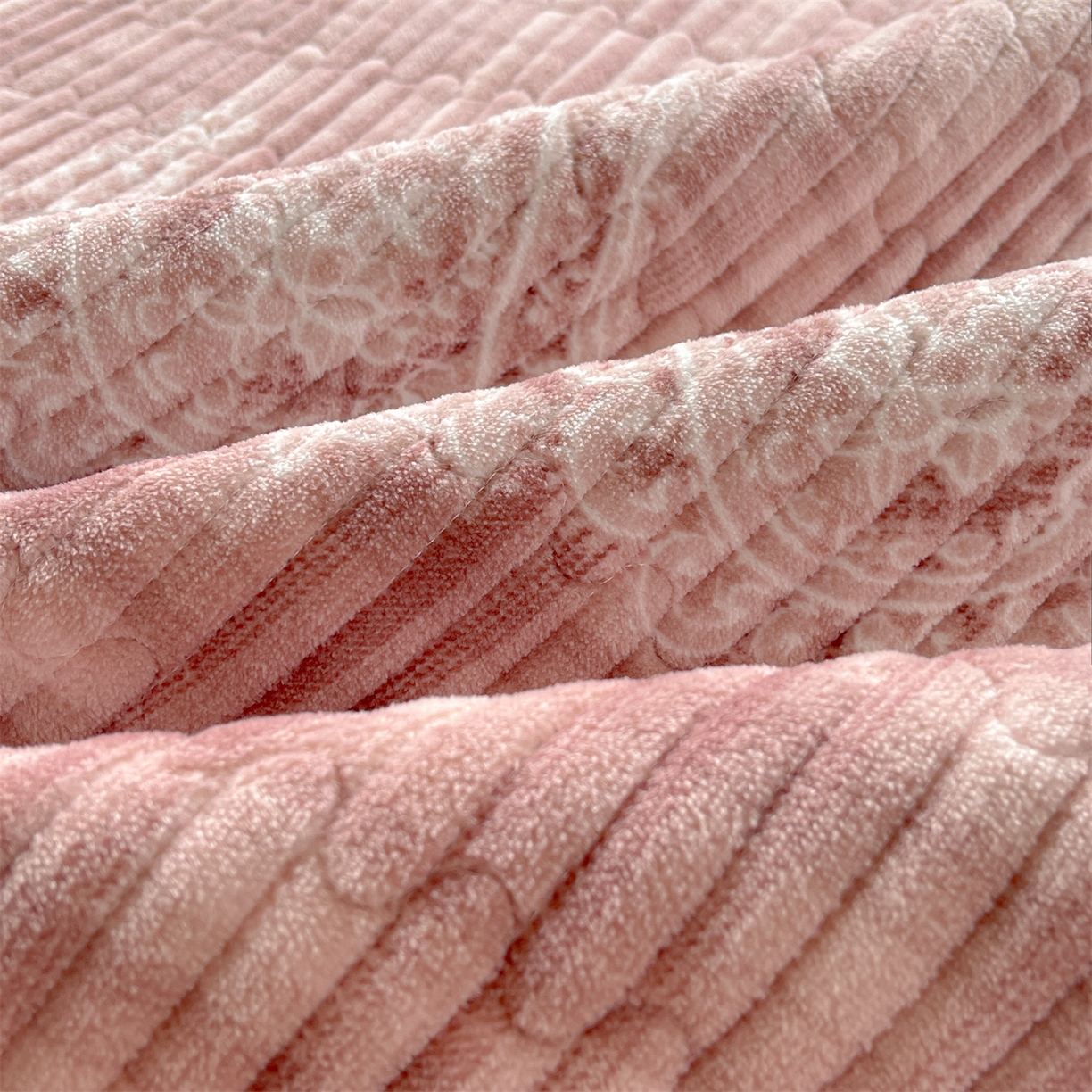 91家纺网 家纺一手货源 找家纺 慕木家纺 2025新款A类高克重欧式牛奶绒夹棉床盖珠帘花系列-场景二 珠帘花-豆沙