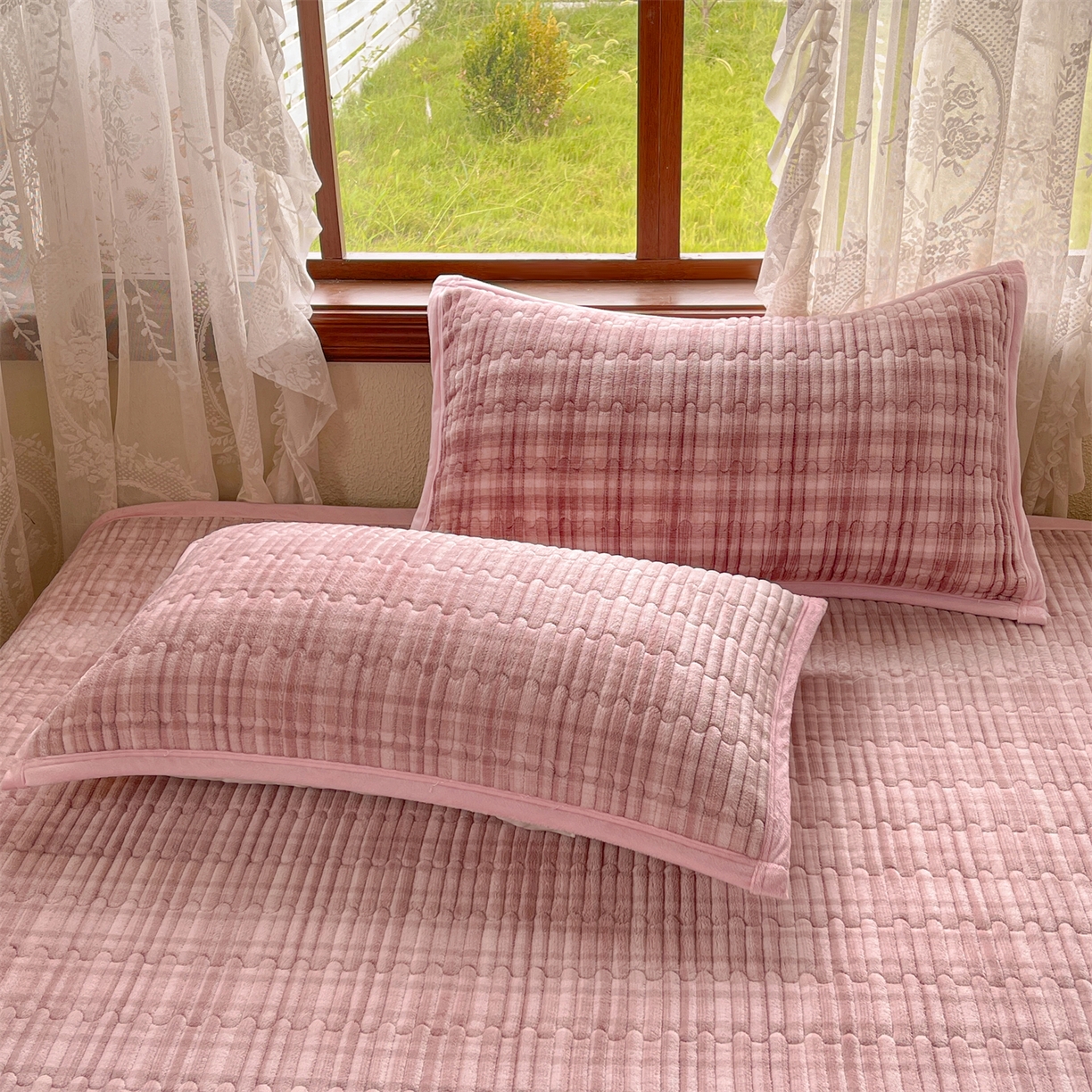 91家纺网 家纺一手货源 找家纺 慕木家纺 2025新款A类高克重欧式牛奶绒夹棉床盖珠帘花系列-场景二 珠帘花-豆沙