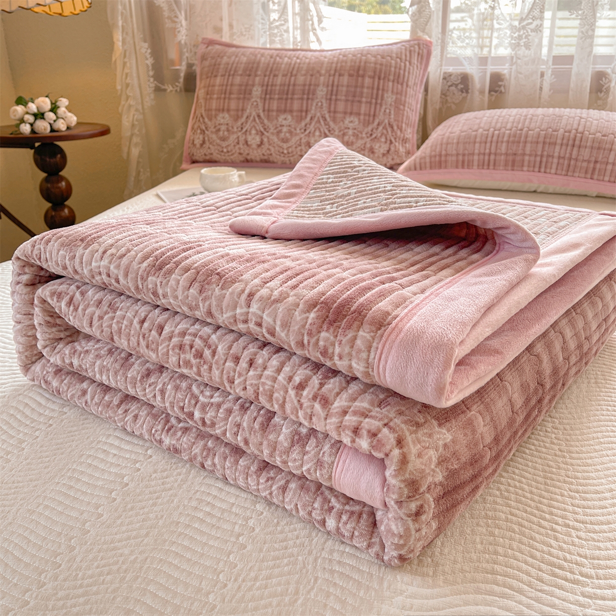 91家纺网 家纺一手货源 找家纺 慕木家纺 2025新款A类高克重欧式牛奶绒夹棉床盖珠帘花系列-场景二 珠帘花-豆沙