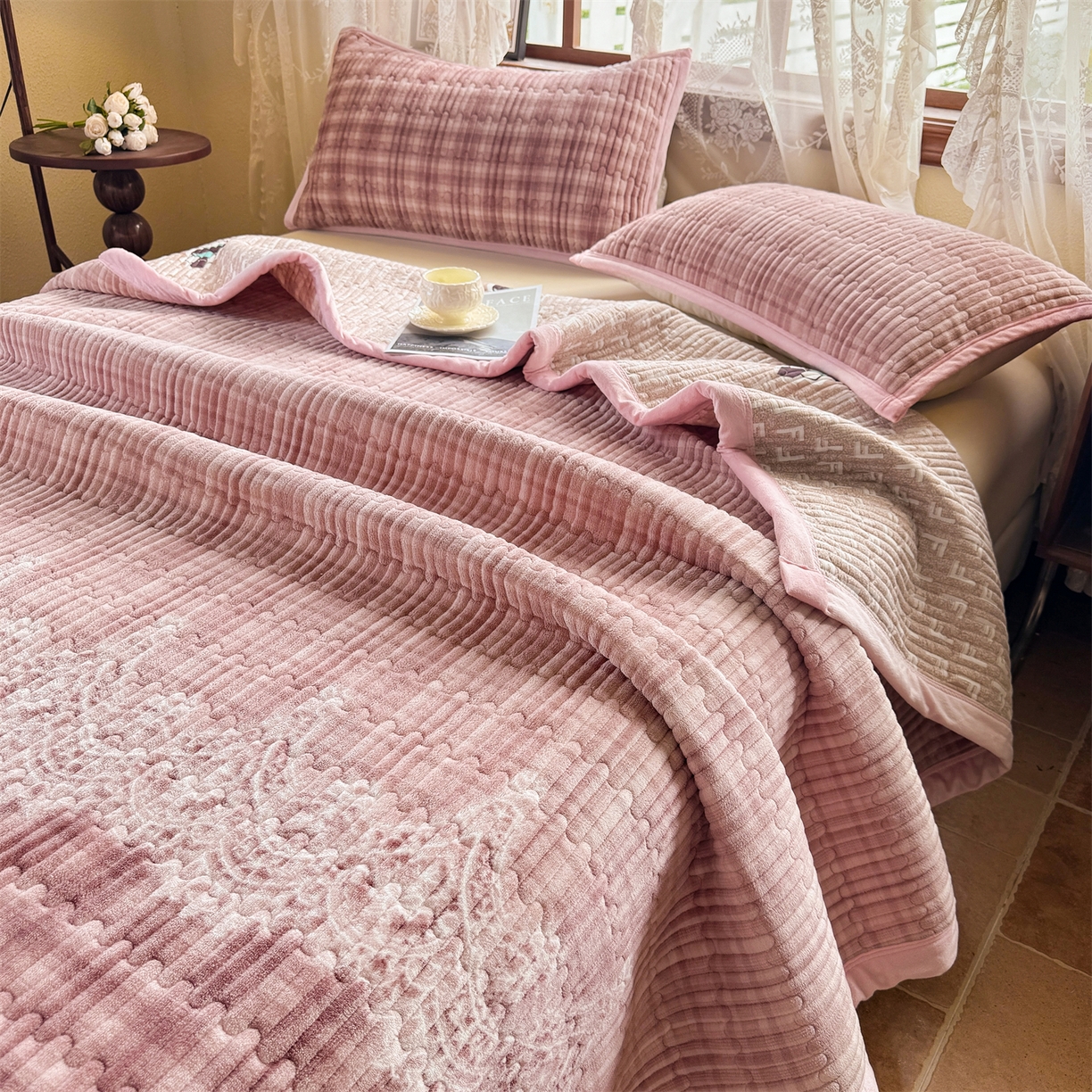 91家纺网 家纺一手货源 找家纺 慕木家纺 2025新款A类高克重欧式牛奶绒夹棉床盖珠帘花系列-场景二 珠帘花-豆沙