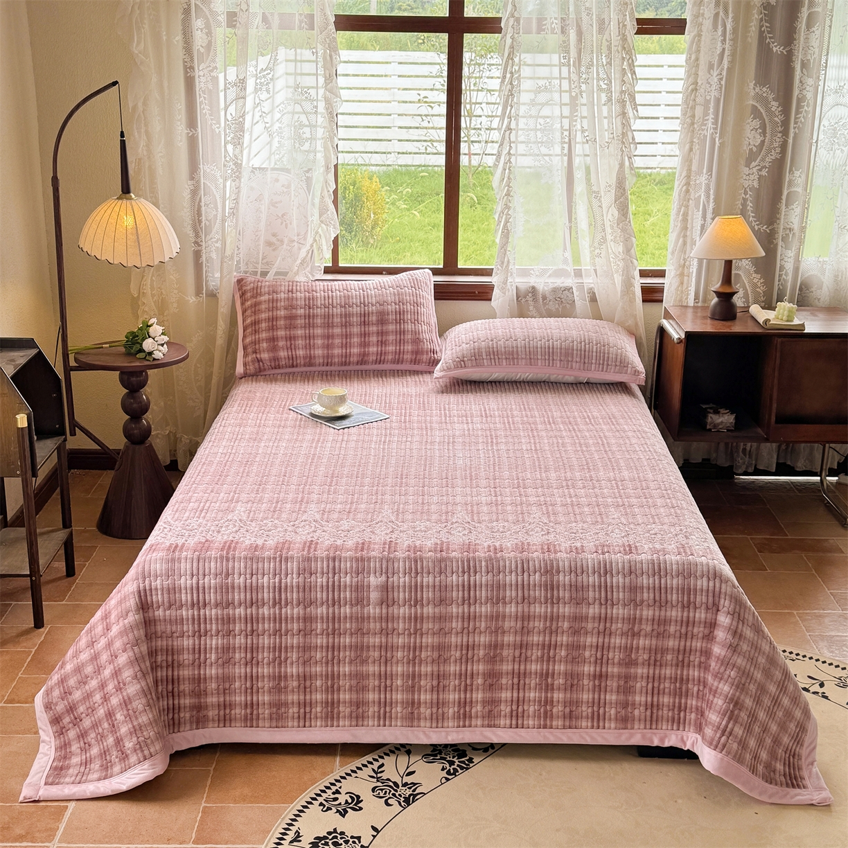 91家纺网 家纺一手货源 找家纺 慕木家纺 2025新款A类高克重欧式牛奶绒夹棉床盖珠帘花系列-场景二 珠帘花-豆沙