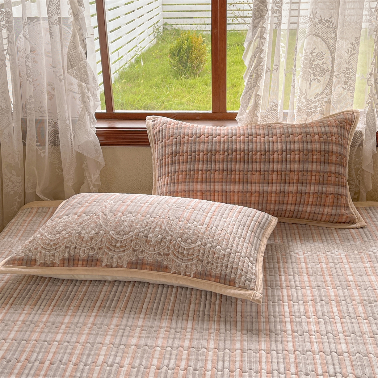 91家纺网 家纺一手货源 找家纺 慕木家纺 2025新款A类高克重欧式牛奶绒夹棉床盖珠帘花系列-场景二 珠帘花-桔