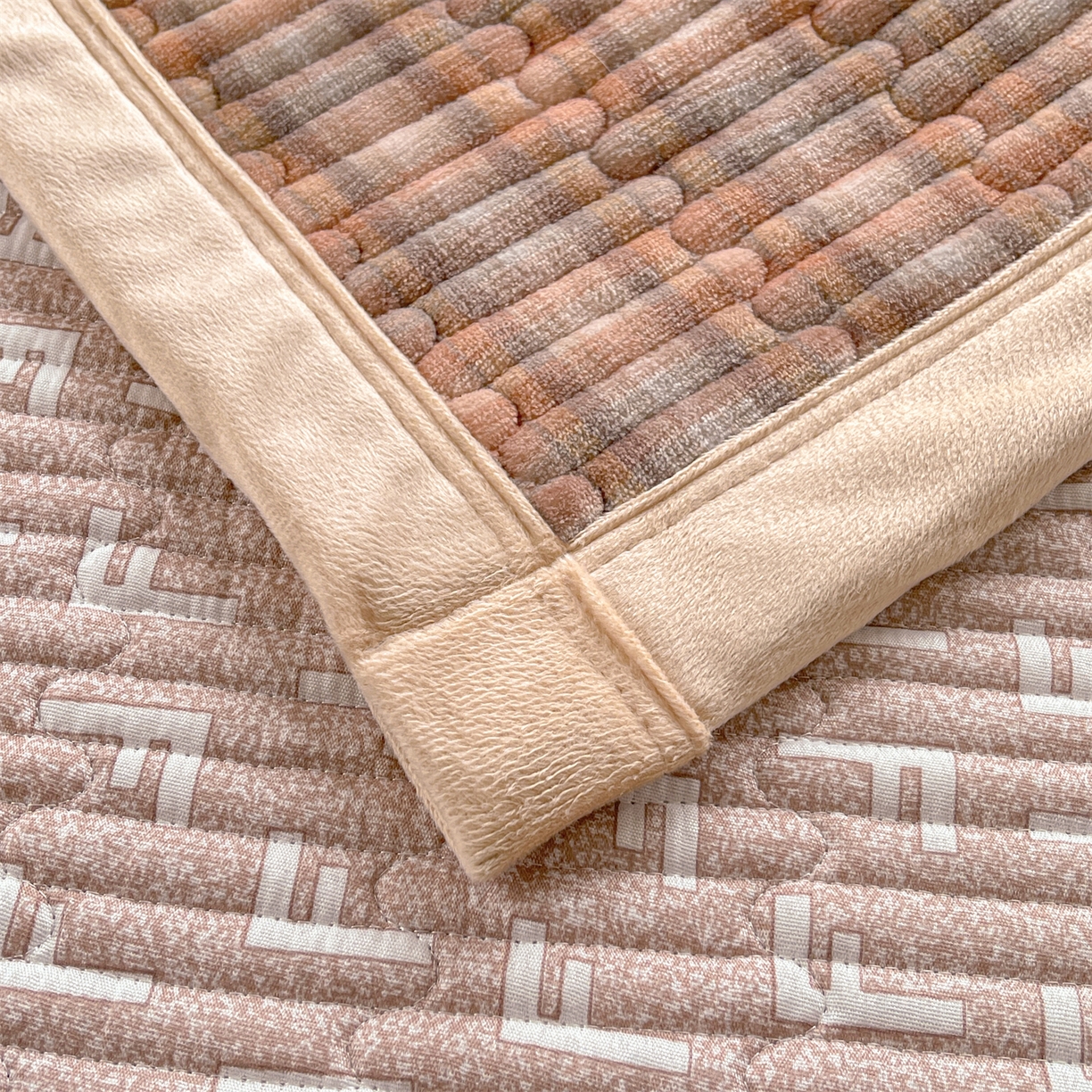 91家纺网 家纺一手货源 找家纺 慕木家纺 2025新款A类高克重欧式牛奶绒夹棉床盖珠帘花系列-场景二 珠帘花-桔