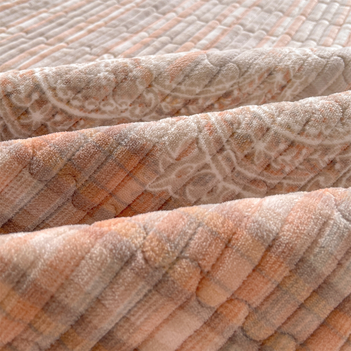 91家纺网 家纺一手货源 找家纺 慕木家纺 2025新款A类高克重欧式牛奶绒夹棉床盖珠帘花系列-场景二 珠帘花-桔