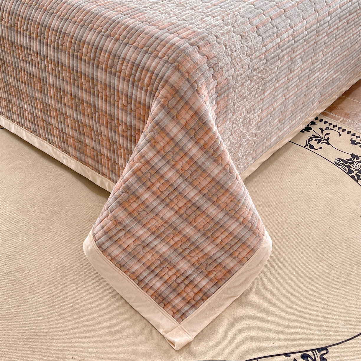 91家纺网 家纺一手货源 找家纺 慕木家纺 2025新款A类高克重欧式牛奶绒夹棉床盖珠帘花系列-场景二 珠帘花-桔