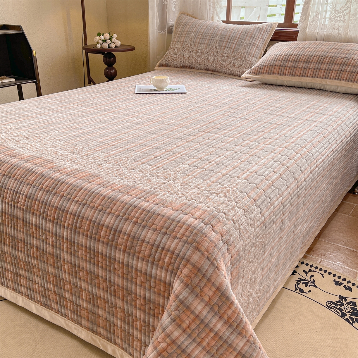 91家纺网 家纺一手货源 找家纺 慕木家纺 2025新款A类高克重欧式牛奶绒夹棉床盖珠帘花系列-场景二 珠帘花-桔