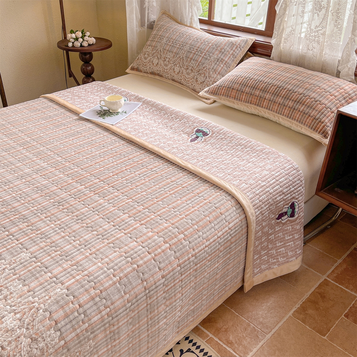 91家纺网 家纺一手货源 找家纺 慕木家纺 2025新款A类高克重欧式牛奶绒夹棉床盖珠帘花系列-场景二 珠帘花-桔