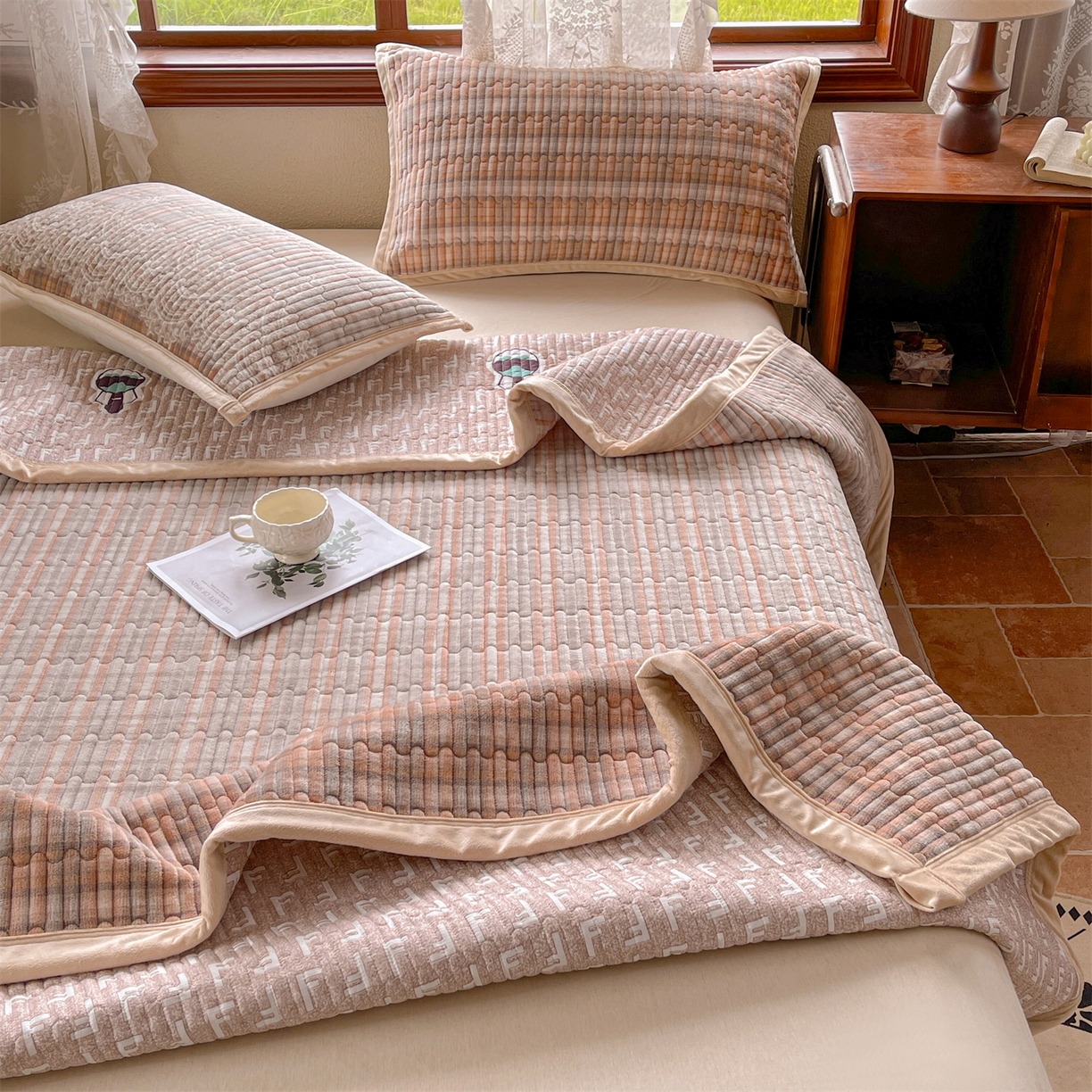 91家纺网 家纺一手货源 找家纺 慕木家纺 2025新款A类高克重欧式牛奶绒夹棉床盖珠帘花系列-场景二 珠帘花-桔