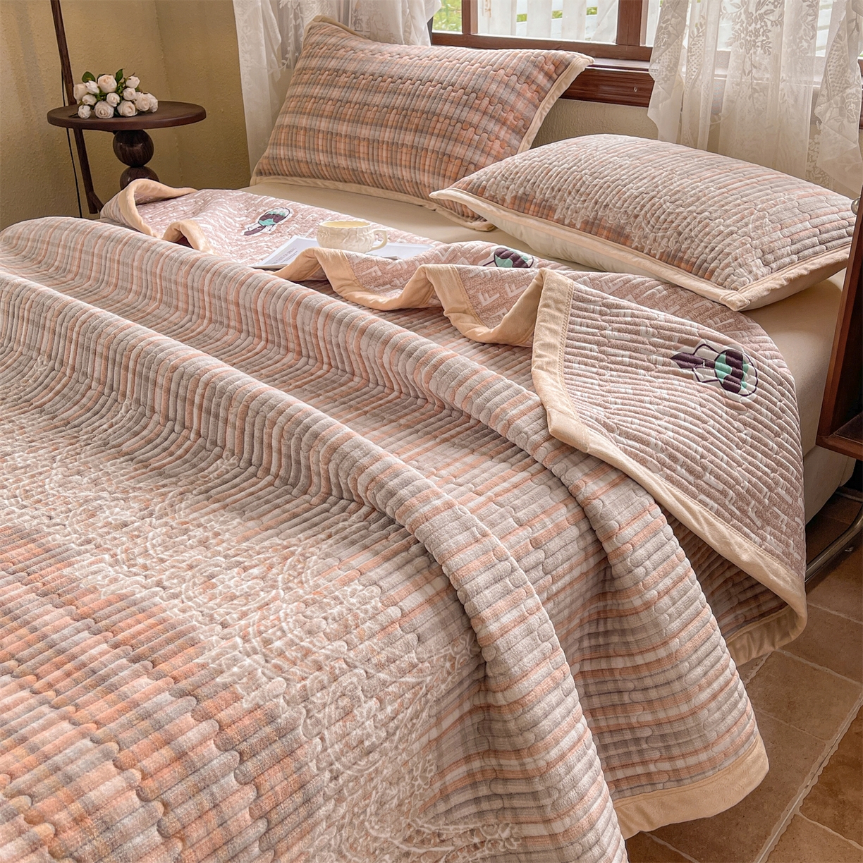 91家纺网 家纺一手货源 找家纺 慕木家纺 2025新款A类高克重欧式牛奶绒夹棉床盖珠帘花系列-场景二 珠帘花-桔