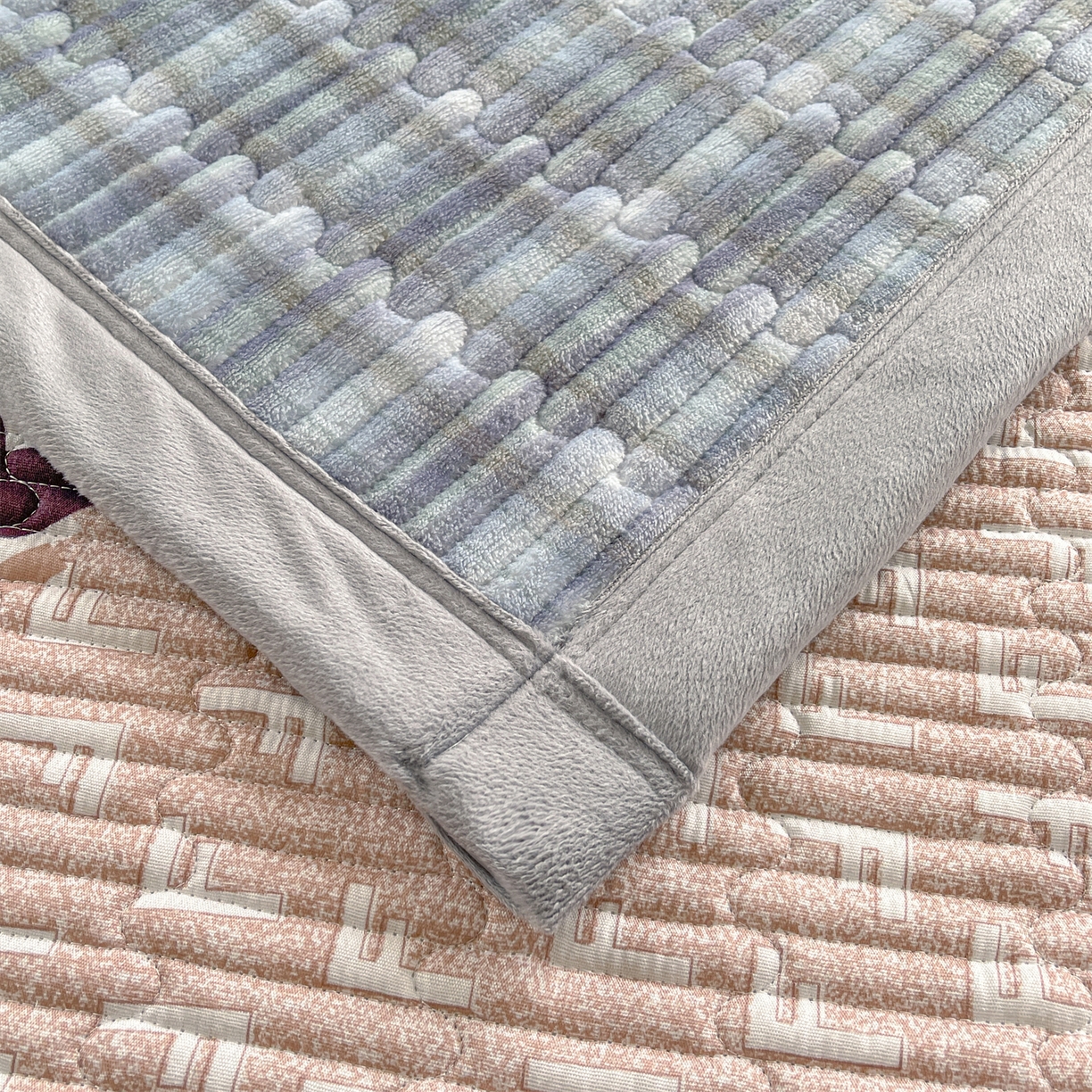 91家纺网 家纺一手货源 找家纺 慕木家纺 2025新款A类高克重欧式牛奶绒夹棉床盖珠帘花系列-场景二 珠帘花-蓝