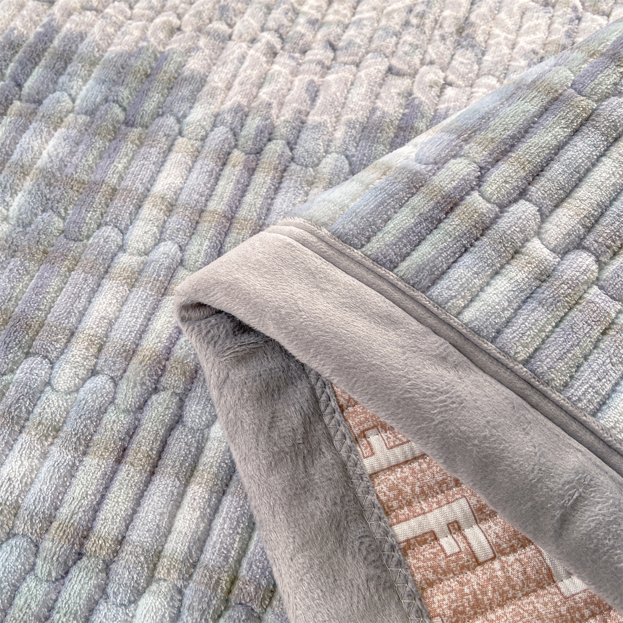 91家纺网 家纺一手货源 找家纺 慕木家纺 2025新款A类高克重欧式牛奶绒夹棉床盖珠帘花系列-场景二 珠帘花-蓝