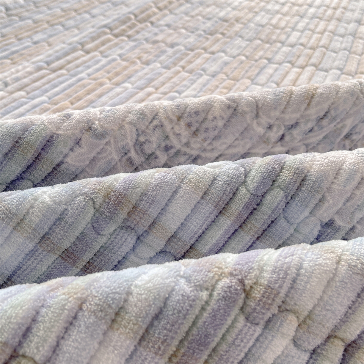 91家纺网 家纺一手货源 找家纺 慕木家纺 2025新款A类高克重欧式牛奶绒夹棉床盖珠帘花系列-场景二 珠帘花-蓝